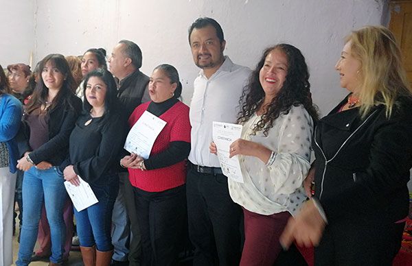 Se instruyen en  arte Wixárika mujeres de San Ramón