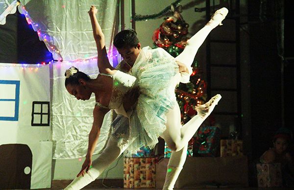 Realizan grupos antorchistas festival navideño de Ballet Clásico