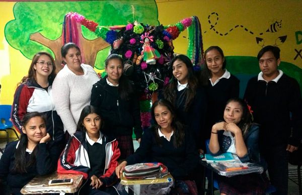 Universitarios realizan concurso de piñatas