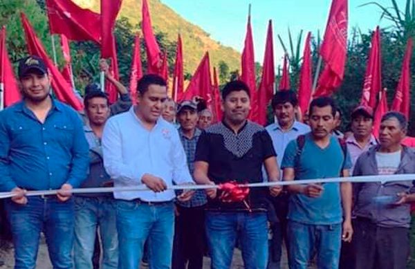 Antorcha inaugura obras de electrificación en Tamazunchale