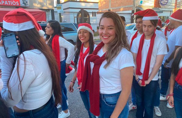 Participan alumnos en desfile navideño