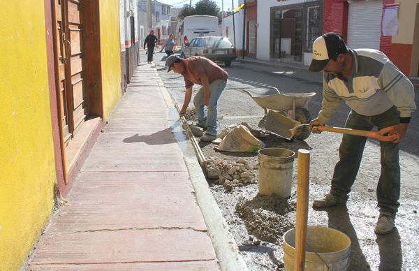 Se benefician en Charcas con programa de bacheo 