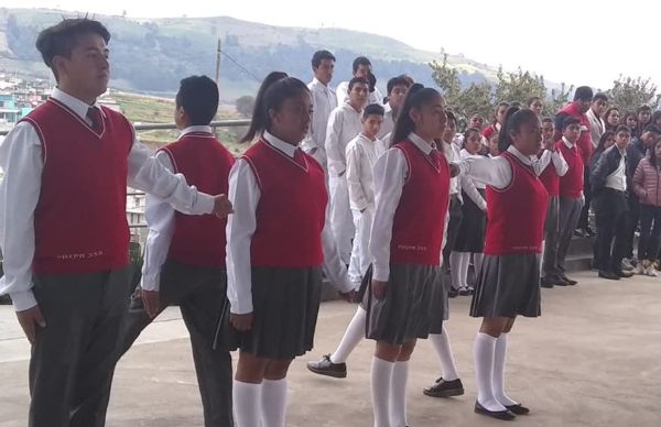 Estudiantes de preparatoria participan en concurso seccional de escoltas