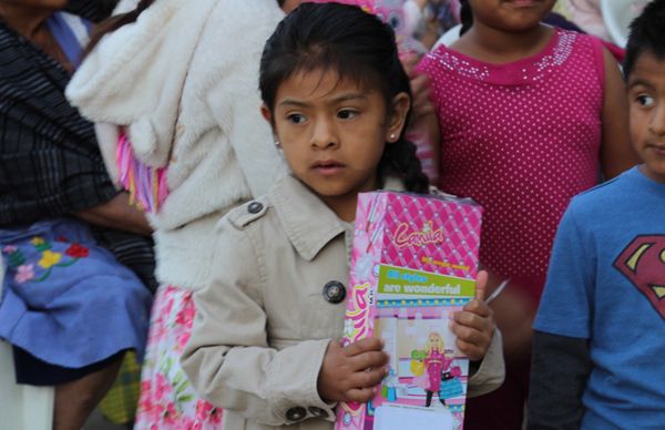 Continúan con la entrega de juguetes a niños de escasos recursos de Oaxaca