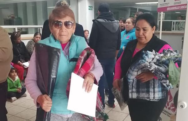 Logra Antorcha cobijas y hules para familias vulnerables