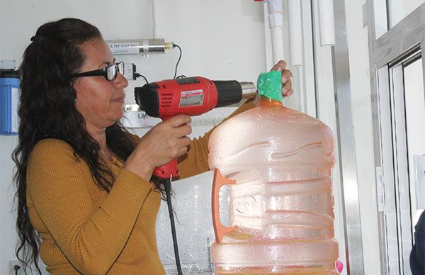 Consumen antorchistas de Charcas, agua purificada por 2 pesos