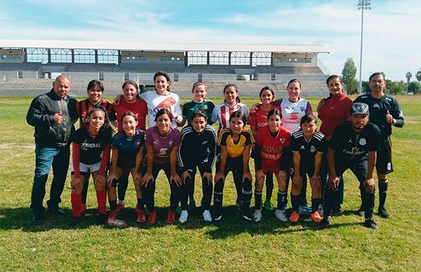 Equipo de futbol femenil de Huatabampo preparado para participar en Espartaqueada 2020 