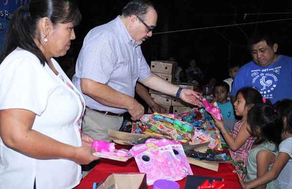 Reparten Antorcha juguetes entre niños de Yaxcaba