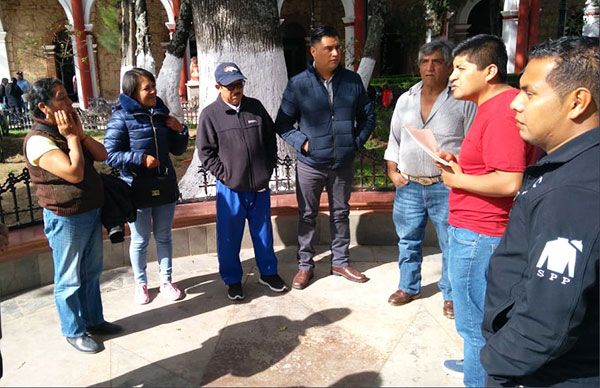 Padres de familia y estudiantes piden apoyos a la autoridad municipal de Tlaxiaco 