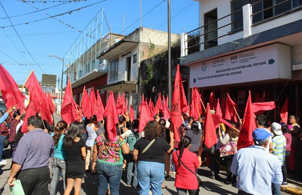 Antorchistas se manifiestan en delegación de Patrimonio del Estado.