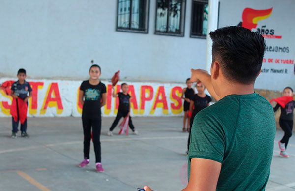 Llegué con el propósito de compartir la cultura de mi país: maestro de Perú