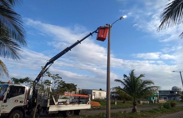 Iluminan calles de la colonia Fraternidad Antorchista de Coatzacoalcos