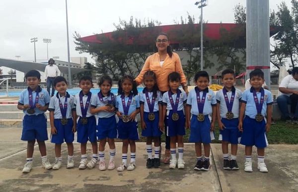 Infantes antorchistas triunfan en encuentro de atletismo