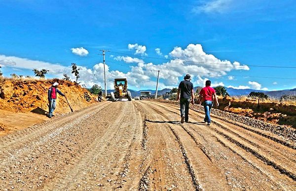 Avanza obra de pavimentación en la sierra sur de Oaxaca