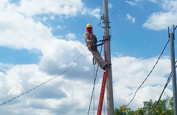 Inicia instalación de energía eléctrica en colonia Mártires Antorchistas