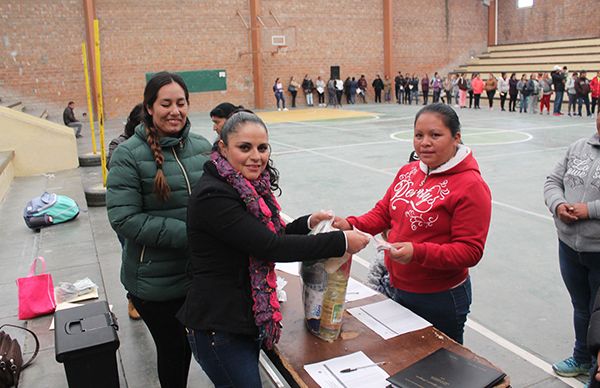 Apoya Administración antorchista economía familiar con becas