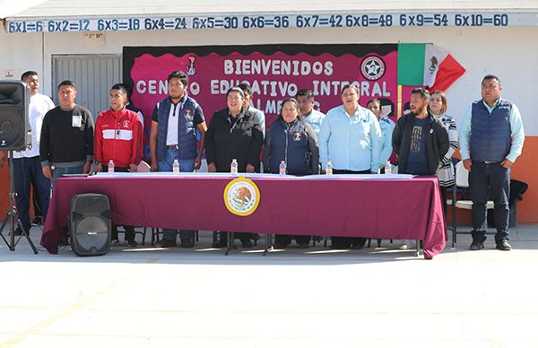 Celebran escuelas Día de la Bandera con concurso 