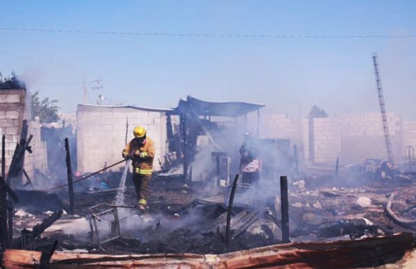 Deja incendio en Valle La Rosita 13 familias damnificadas