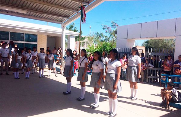 Conmemoran el Día de la Bandera con demostración de escoltas 