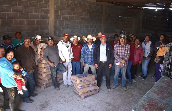 Distribuye Antorcha cemento a familias de Santo Domingo