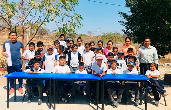 Reciben alumnos mobiliario para sus escuelas