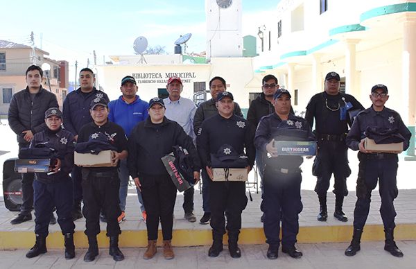 Renueva alcalde de Santo Domingo uniformes a policías 