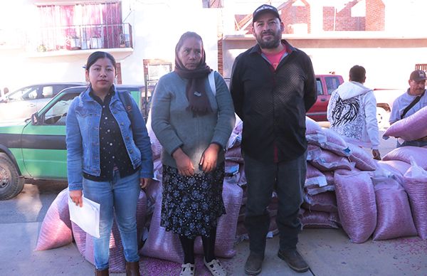 Beneficia Alcalde antorchista al campo de Villa de Ramos