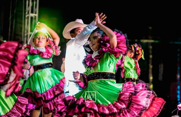 Busca ayuntamiento de Charcas jóvenes y niños para Ballet Folclórico 