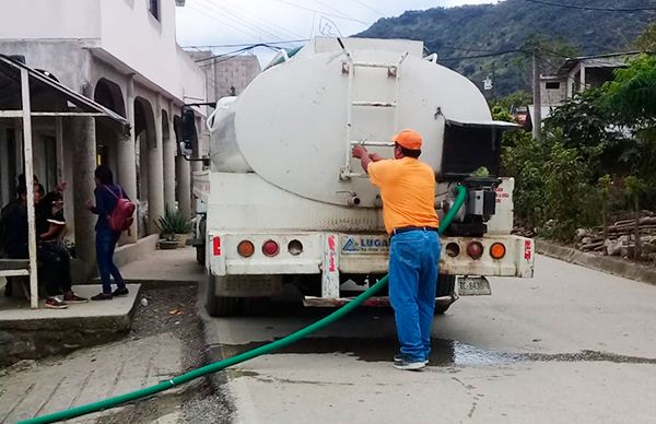 Auxilia Antorcha con agua a Centro de Salud de Tezapotla