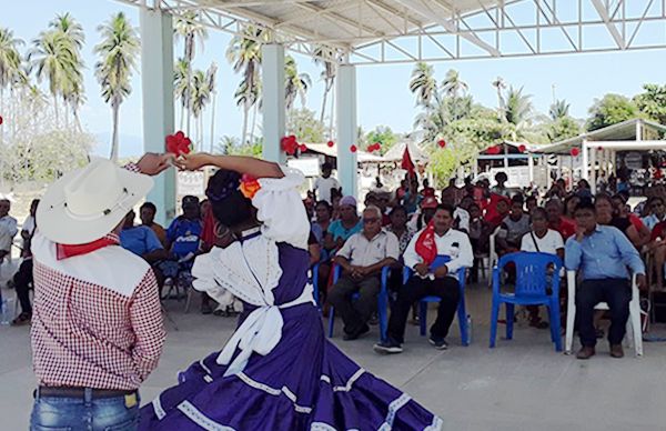 Festejan antorchistas inauguración de techado y construcción de cancha