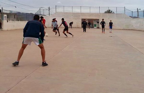 Juegan futbol por el reconocimiento de sus planteles educativos, en Chihuahua