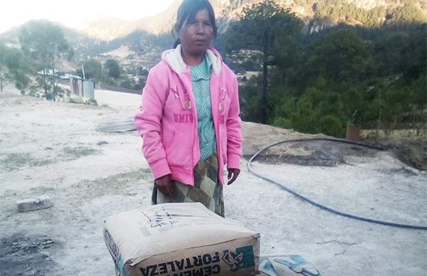 Entregan decenas de toneladas de cemento en la Mixteca oaxaqueña