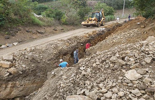 Avanza construcción de redes de drenaje en Ahuica Chicontepec