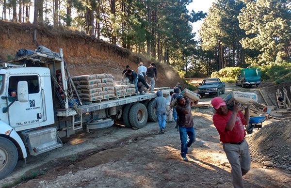 Se benefician comunidades con la entrega de material de vivienda en la Mixteca oaxaqueña