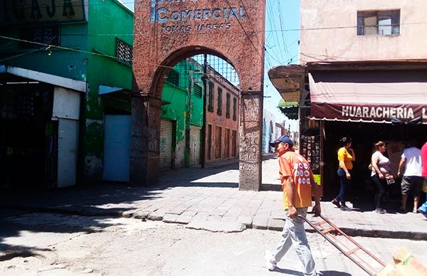 Por bajas ventas, comerciantes abandonan sus puestos 