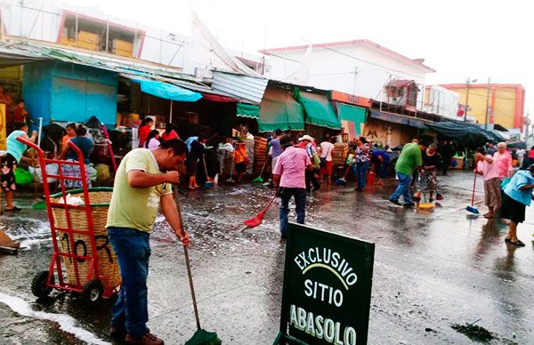 Hacen comerciantes antorchistas asepsia en mercados