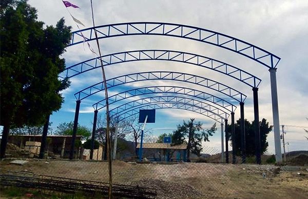 Avanza construcción de techado en Ejido Lázaro Cárdenas, Oaxaca