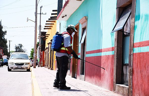 Sanitizan espacios públicos en Villa Hidalgo