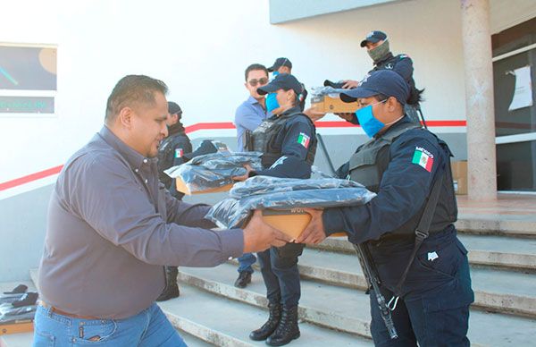 Entrega alcalde de Trancoso patrulla y equipamiento a elementos de la policía 