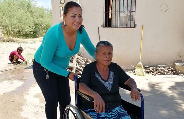 Beneficia Antorcha a mujer discapacitada con silla de ruedas