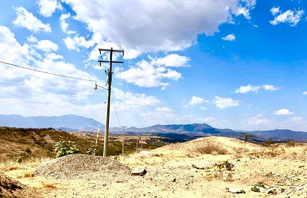 Suma Antorcha obra de electrificación en sierra de Oaxaca 