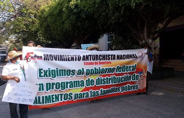 Se manifiestan en Chilpancingo; piden implementar programa de alimentación