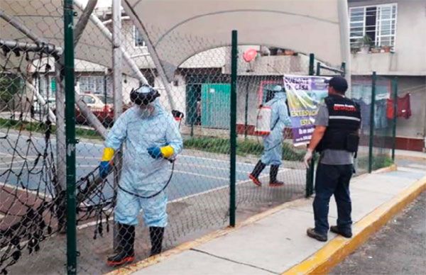 Sanitizan espacios públicos en colonia de Iztapalapa por Covid-19