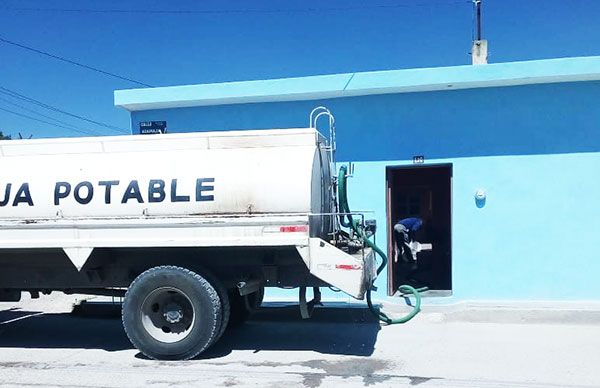 Mantiene ayuntamiento de Charcas abasto de agua emergente 