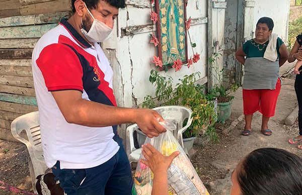 Antorchistas de ebano entregan apoyos a familias pobres del municipio.