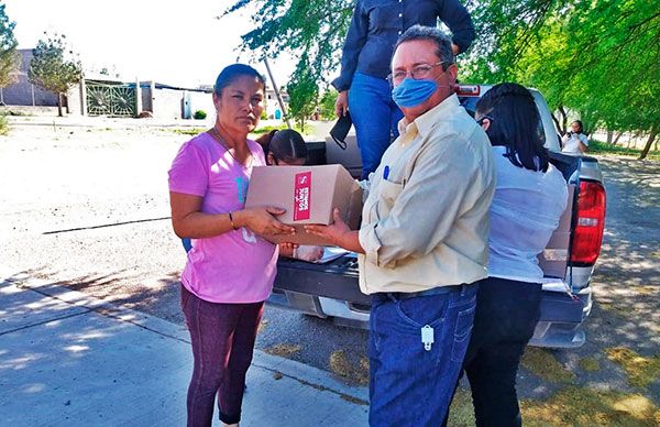 Entregan despensas a familias de Delicias