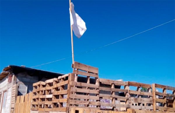 Apoyan familias de Torreón protesta por hambre con trapos blancos 