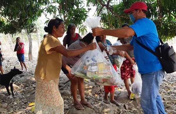 Pueblos de la Costa Chica se benefician con despensas 