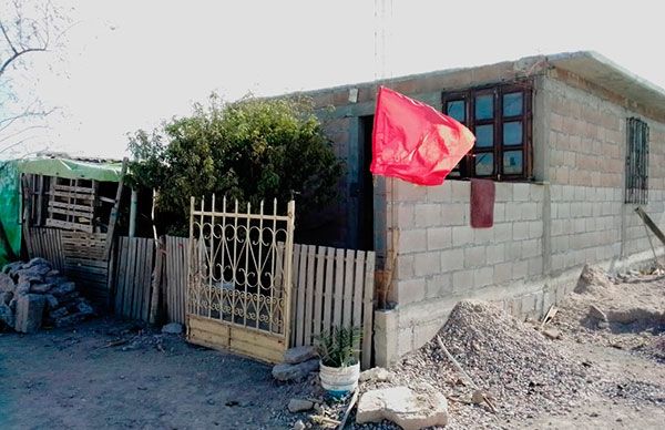 Colocan banderas rojas en protesta por hambre