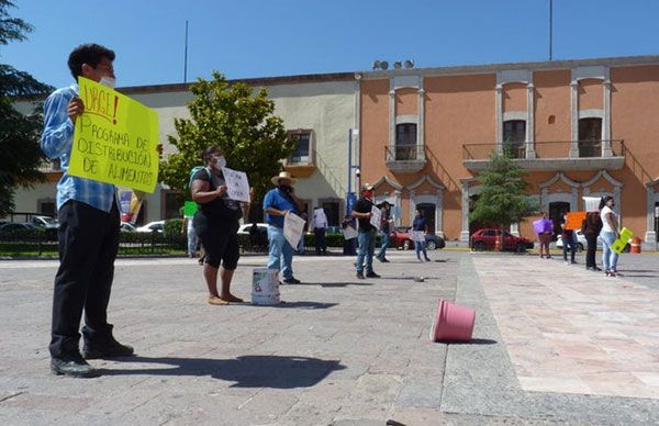 Con utensilios de cocina, coahuilenses exigen en Palacio de Gobierno      